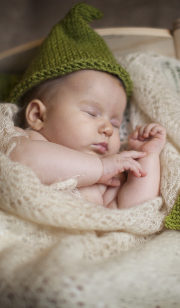 Спящий младенец лежит на пуховом платке