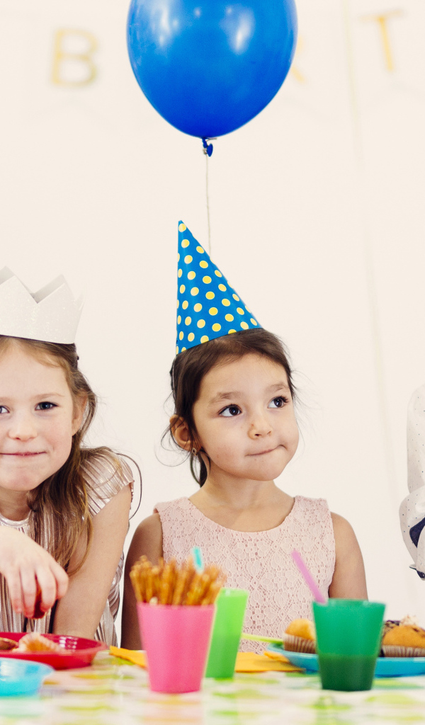 Маленькие дети отмечают детский праздник за столом