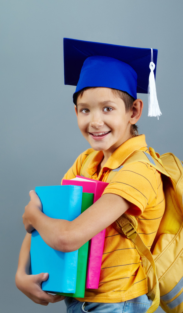 Умный мальчик школьник с рюкзаком  и учебниками