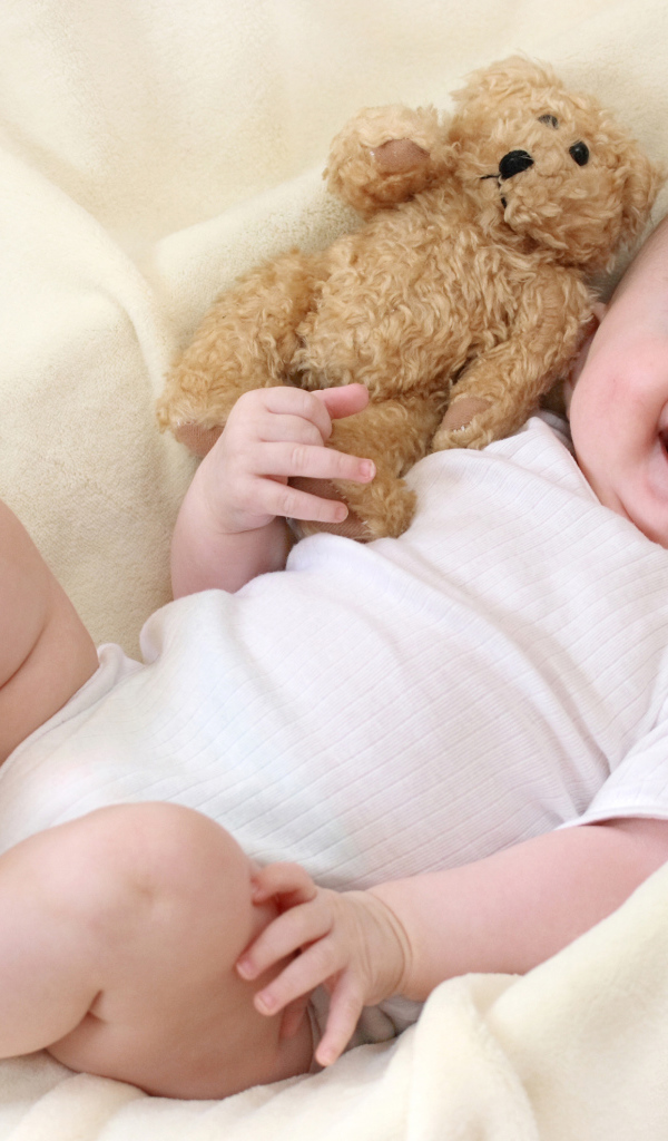 Улыбающийся малыш с медвежонком Тедди 