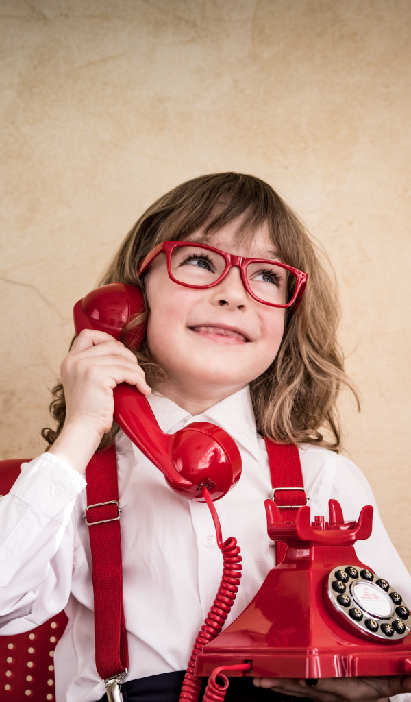 Улыбающийся мальчик с красным телефоном