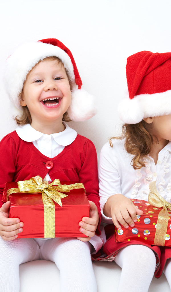 Улыбающиеся дети с подарками на новый год 