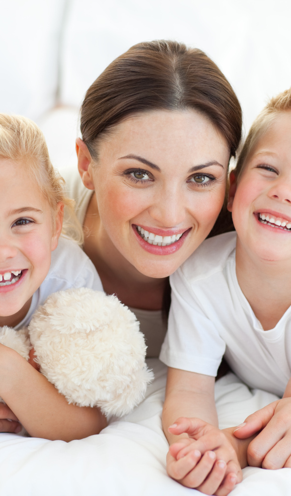 Улыбающаяся мама с двумя детьми