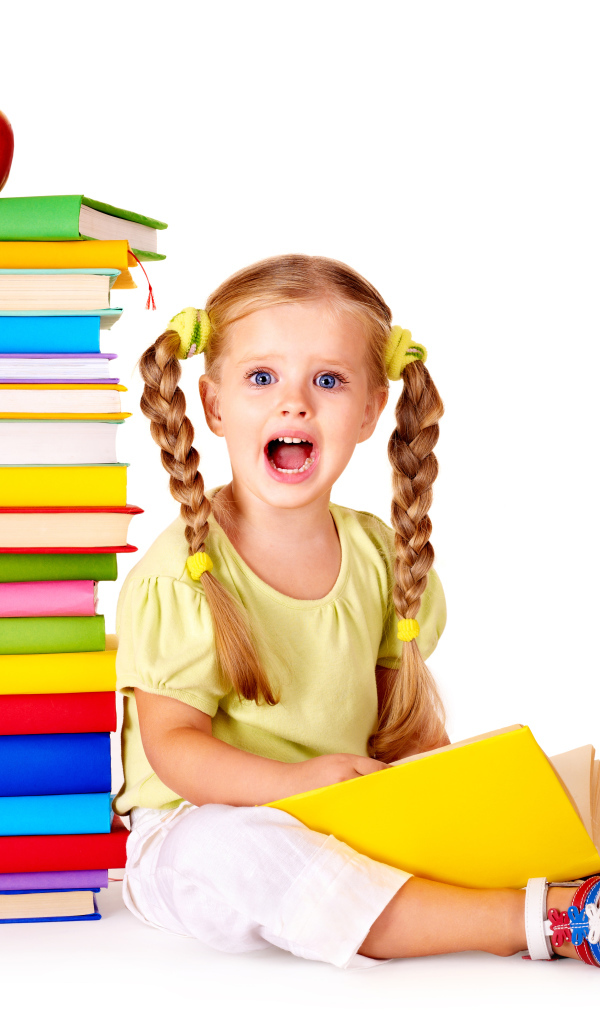  Удивленная маленькая девочка с книгами на белом фоне
