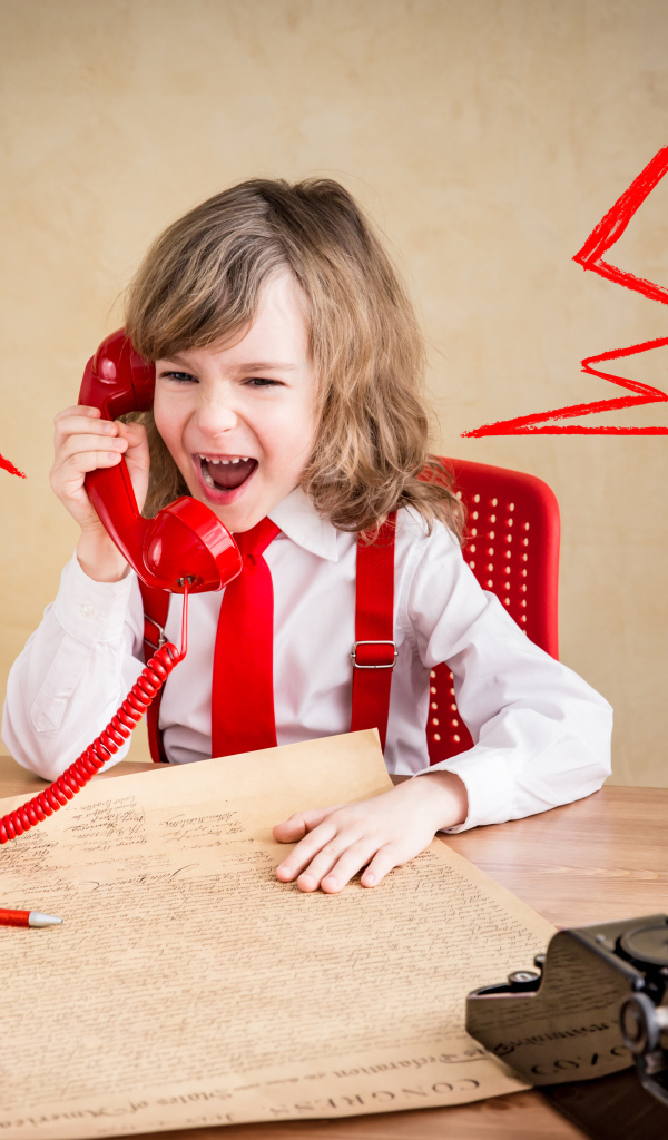 Девочка ведет переговоры по старому телефону