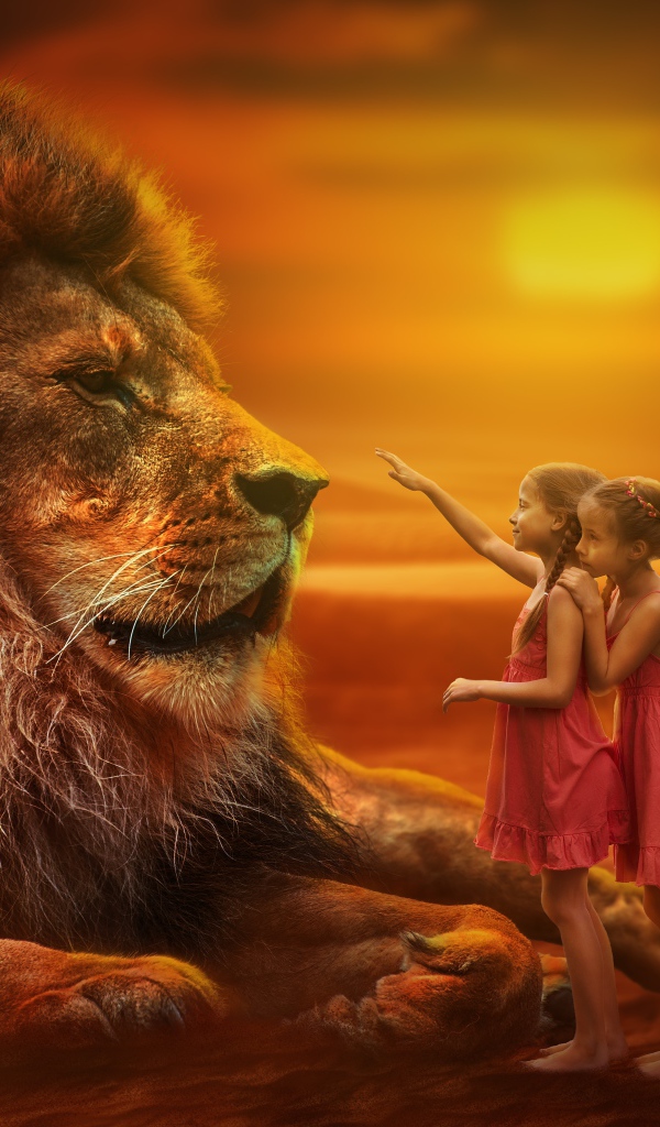Две маленьких девочка тянут руку к большому льву