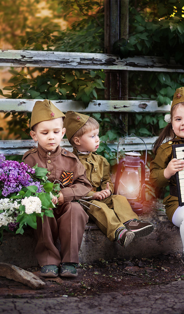 Маленькие дети в военной форме на 9 мая 