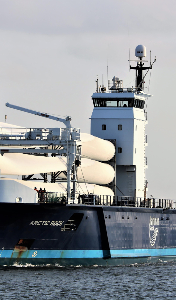 Корабль ARCTIC ROCK в море на фоне неба