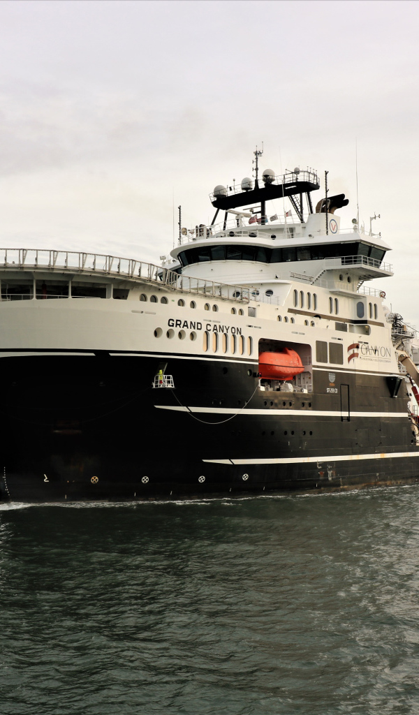 Американский корабль  GRAND CANYON в море