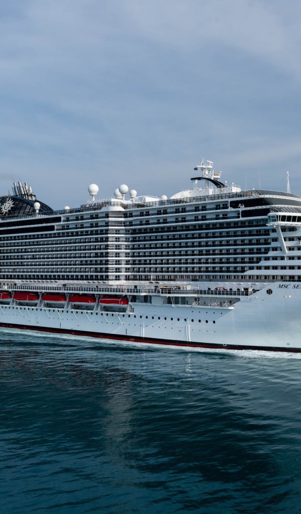 Красивый большой круизный лайнер MSC Seaview