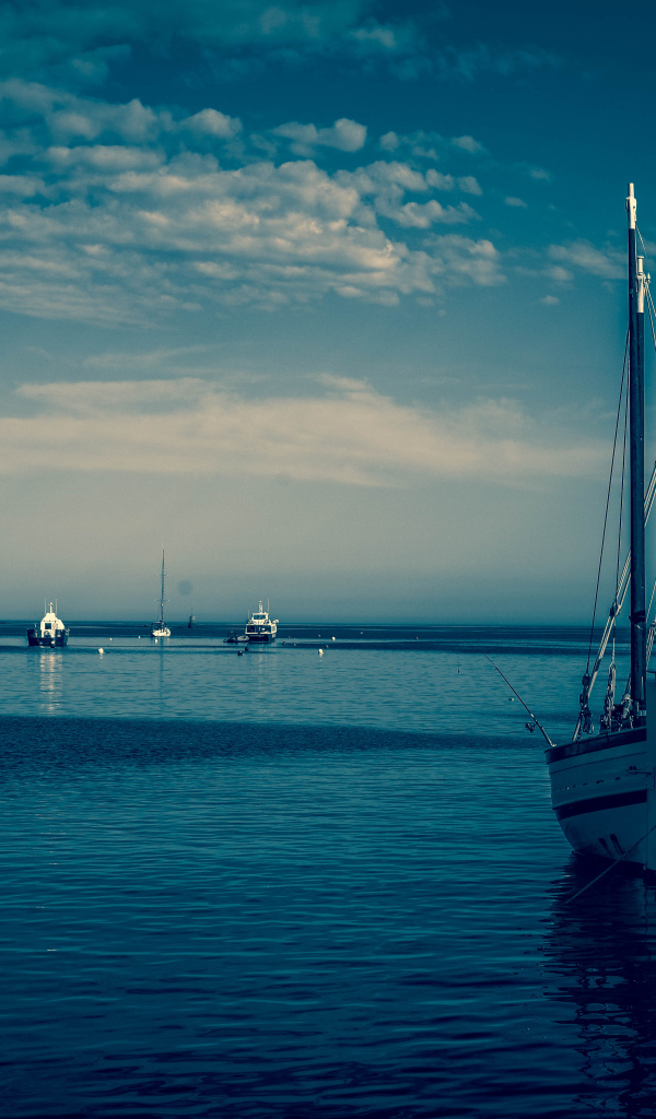 Большая парусная лодка в море