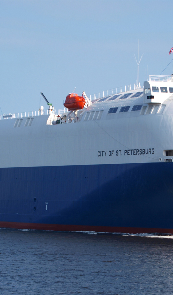 Теплоход-ролкер City of St. Petersburg  в море