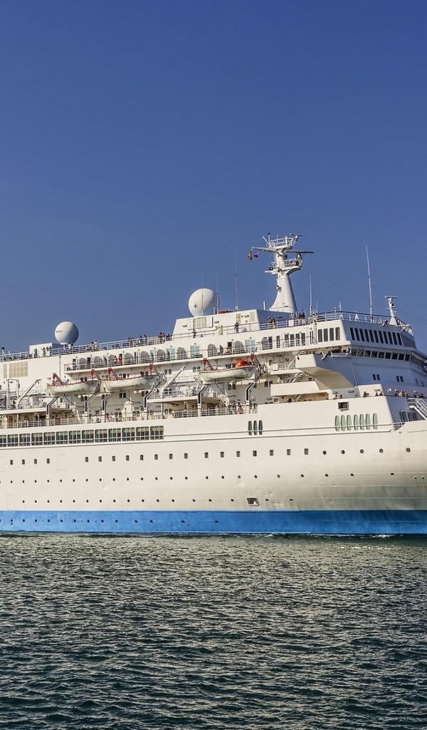 Большое круизное судно MS Marella Spirit в воде