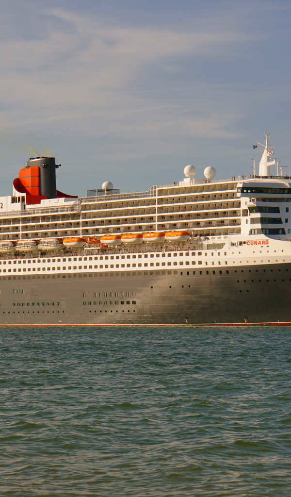 Большой океанский лайнер Queen Mary 2 в воде