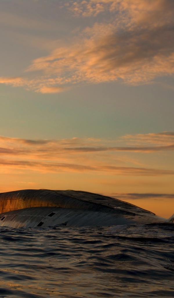 Большая подводная лодка в море под красивым небом