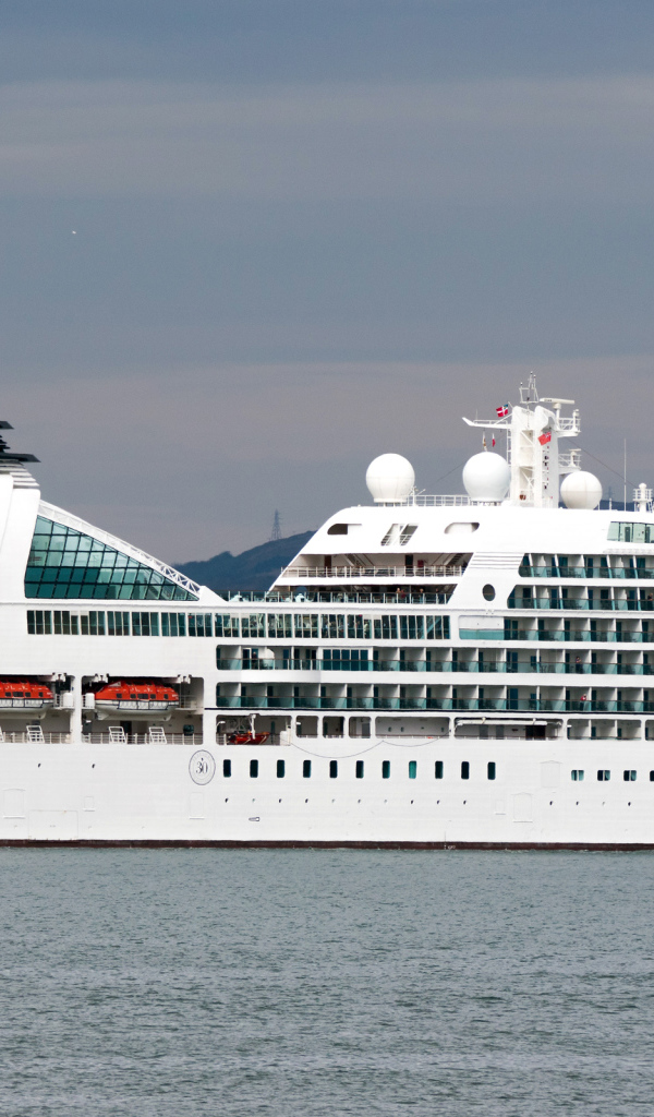 Роскошный белый круизный лайнер MV Seabourn Quest