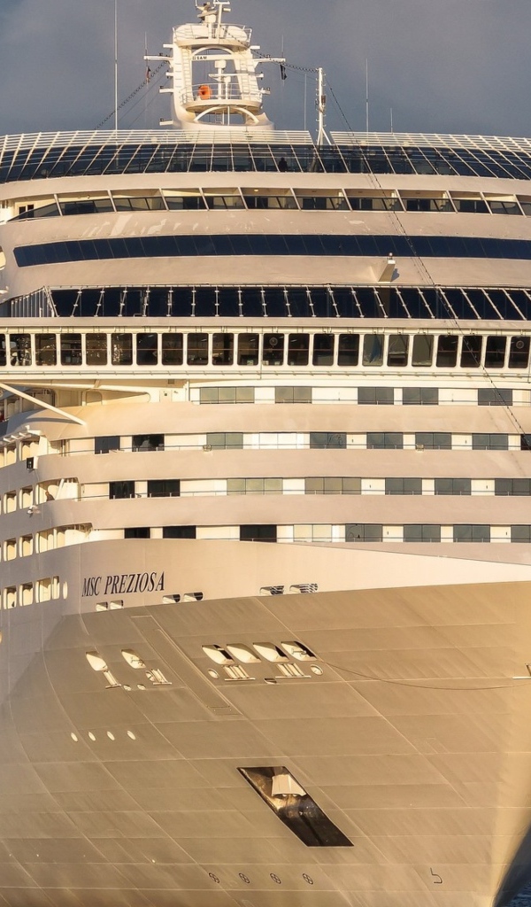 Круизный лайнер MSC Preziosa отправляется в плаванье