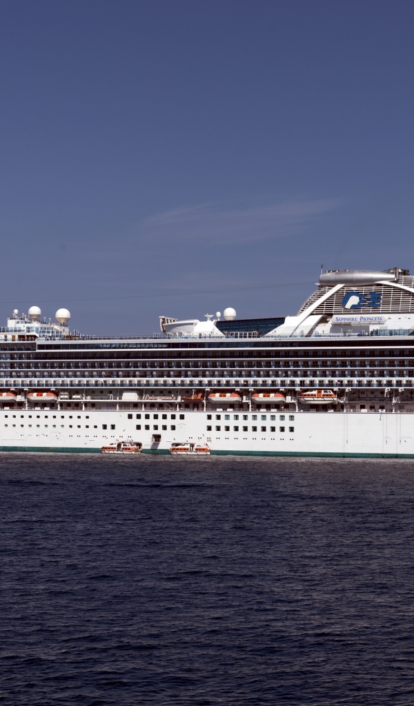 Белый круизный лайнер Sapphire Princess в море