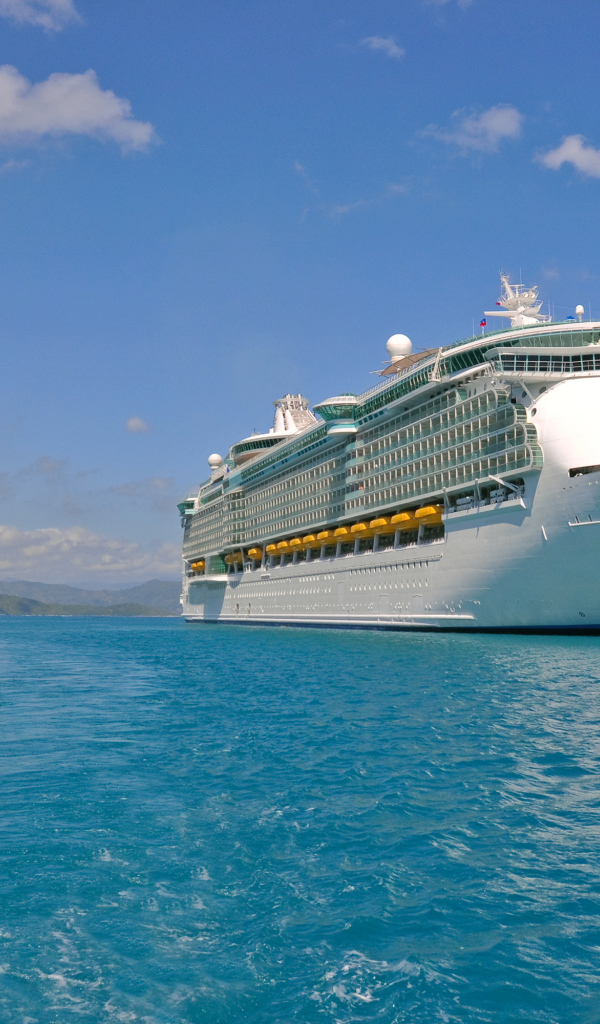 Белый круизный лайнер в голубой воде