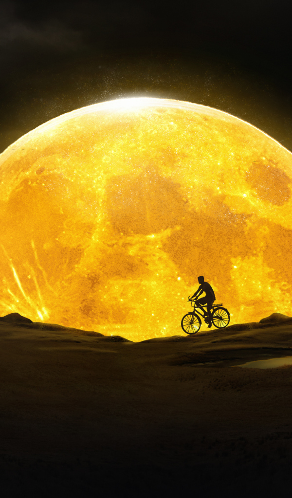 Мужчина на велосипеде едет на фоне большой оранжевой луны 