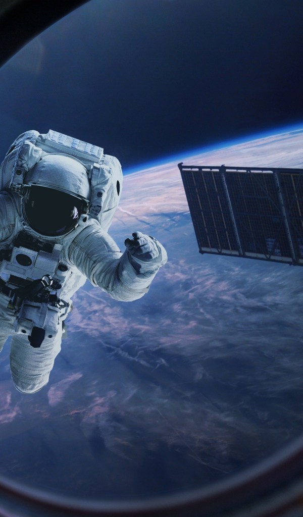 Астронавт в иллюминаторе в космосе