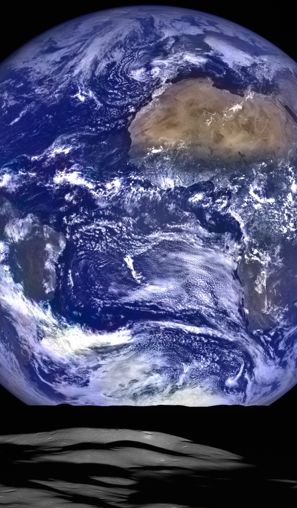 Большая планета земля на черном фоне в небе 