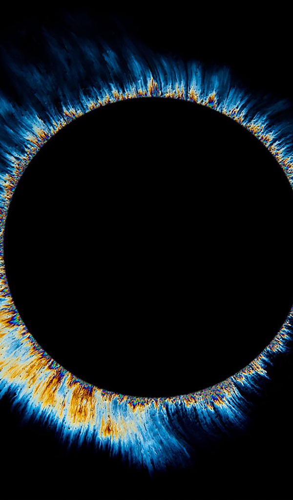 Солнечное затмение с яркими искрами на черном фоне