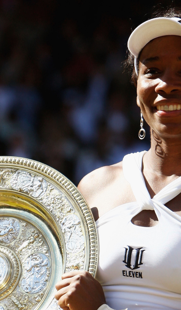 Американская теннисистка Винус Уильямс с наградой на корте