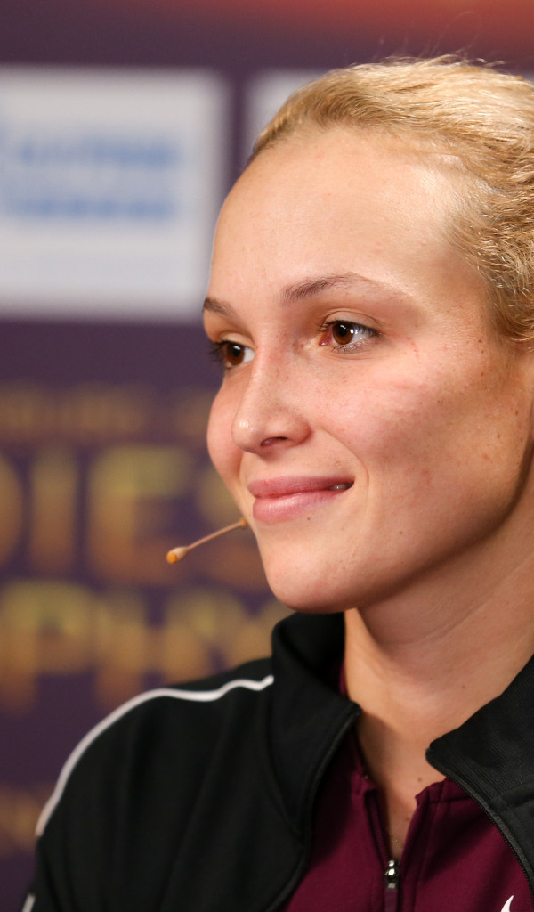 Хорватская теннисистка Донна Векич с микрофоном