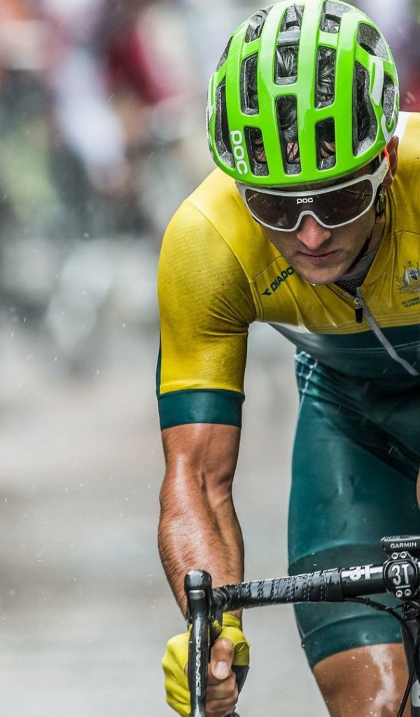 Велосипедисты на гонках под дождем