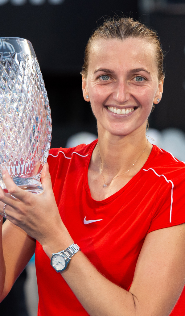 Чешская теннисистка Петра Квитова с кубком на корте