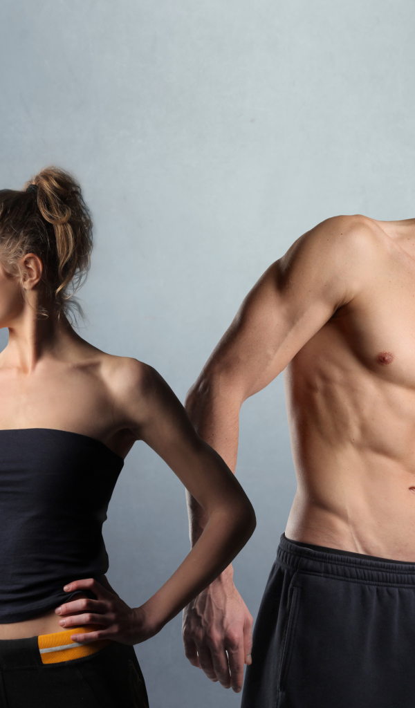 Девушка и парень занимаются спортом с гантелями