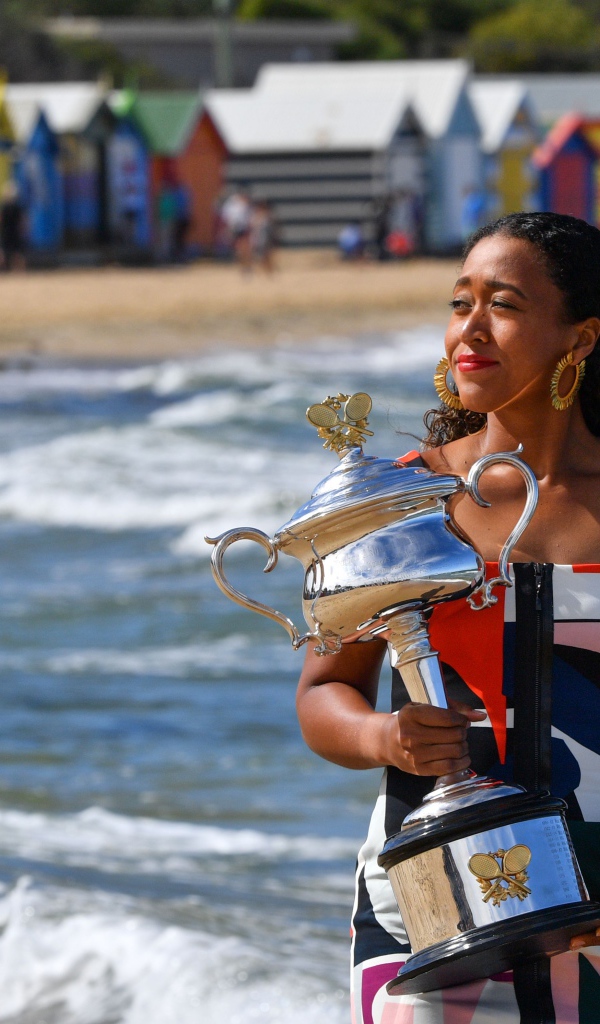 Японская теннисистка Наоми Осака с кубком у моря