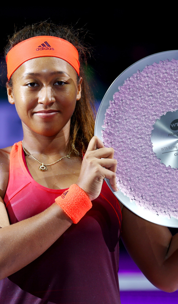 Японская теннисистка Наоми Осака с наградой 