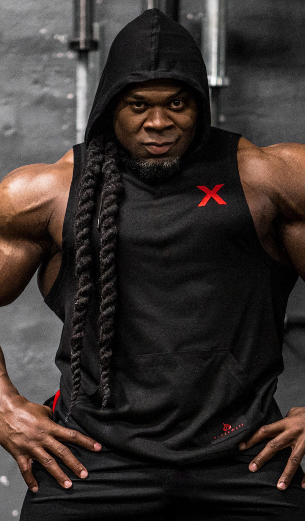 Профессиональный культурист Кай Грин в спортзале