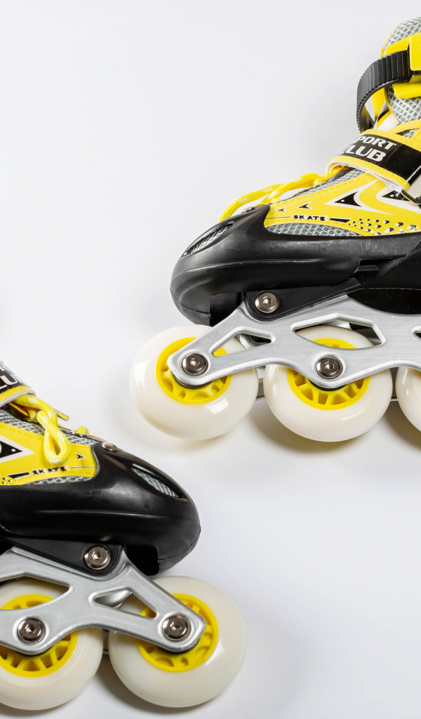 Роликовые коньки на сером фоне