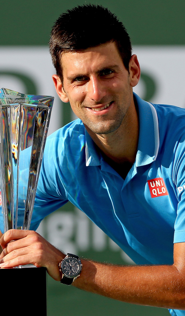 Сербский теннисист Новак Джокович с наградой