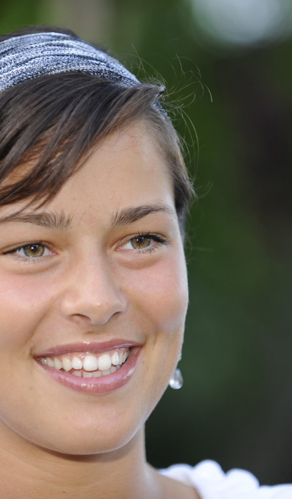 Улыбающаяся девушка, сербская теннисистка Ана Иванович