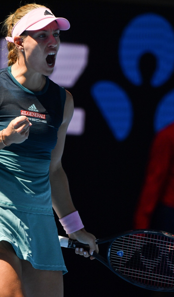 Теннисистка Анжелика Кербер с ракеткой на корте