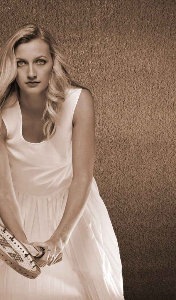 Теннисистка Петра Квитова в белом платье с ракеткой