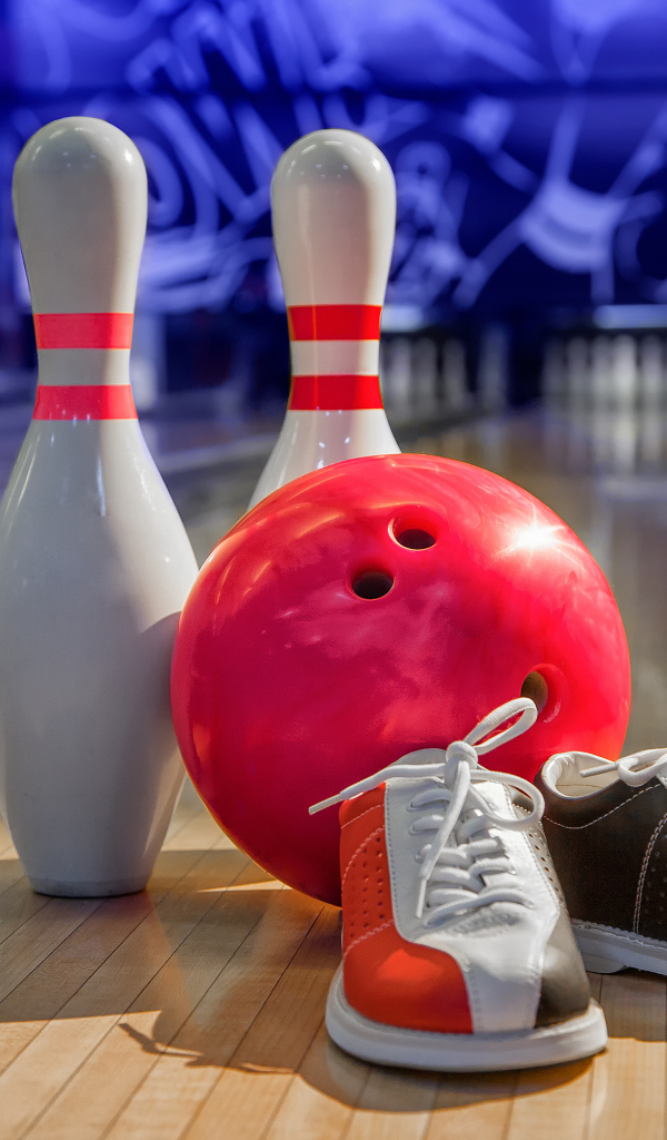 Две кегли, шар для боулинга и кеды