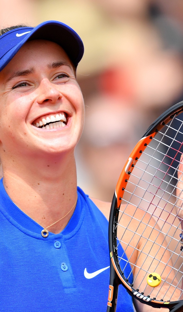 Украинская теннисистка Элина Свитолина улыбается на корте