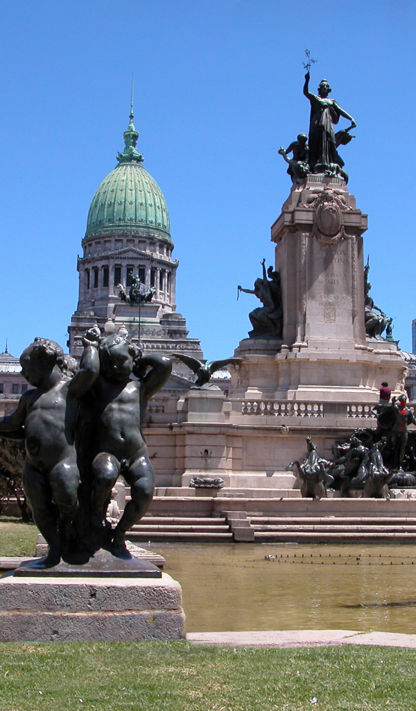 Памятники у дворца Национального конгресса в городе Буэнос-Айрес, Аргентина