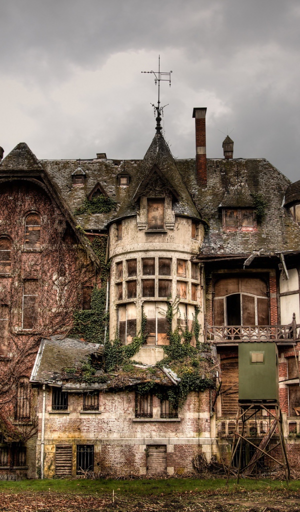 Старый заброшенный дом на фоне грозового неба