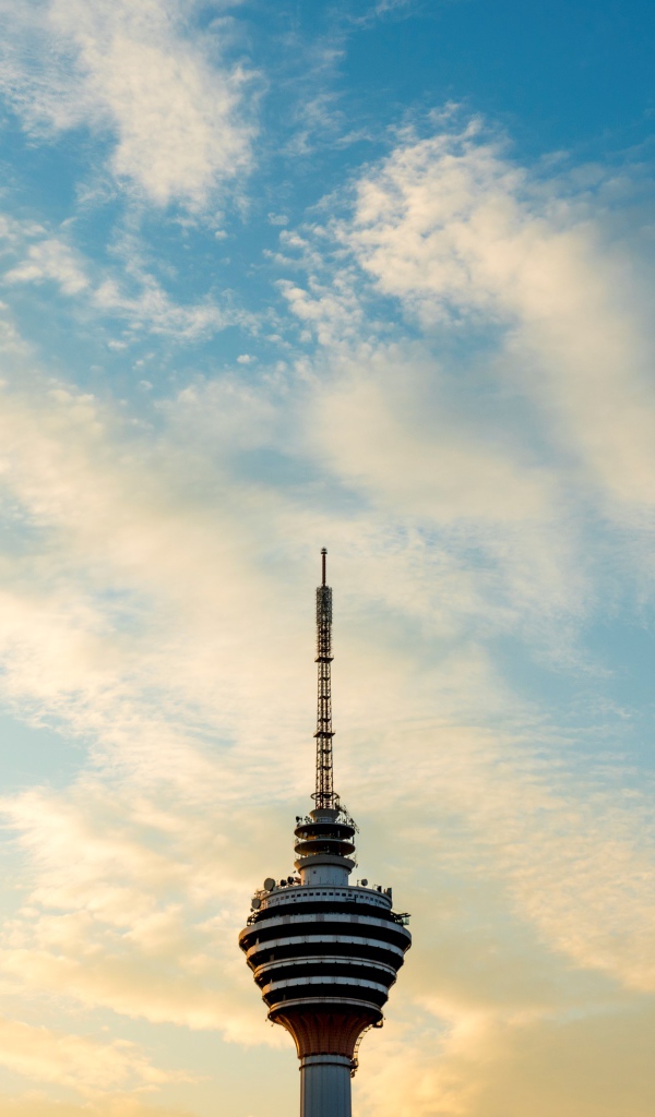 Телебашня Менара Куала-Лумпур на фоне неба, Малайзия