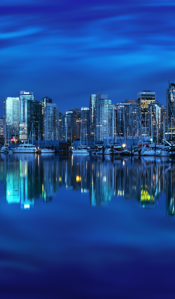 Ночные небоскребы Ванкувера отражаются в воде, Канада