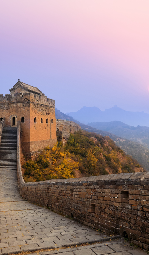 Великая Китайская стена на фоне луны в небе