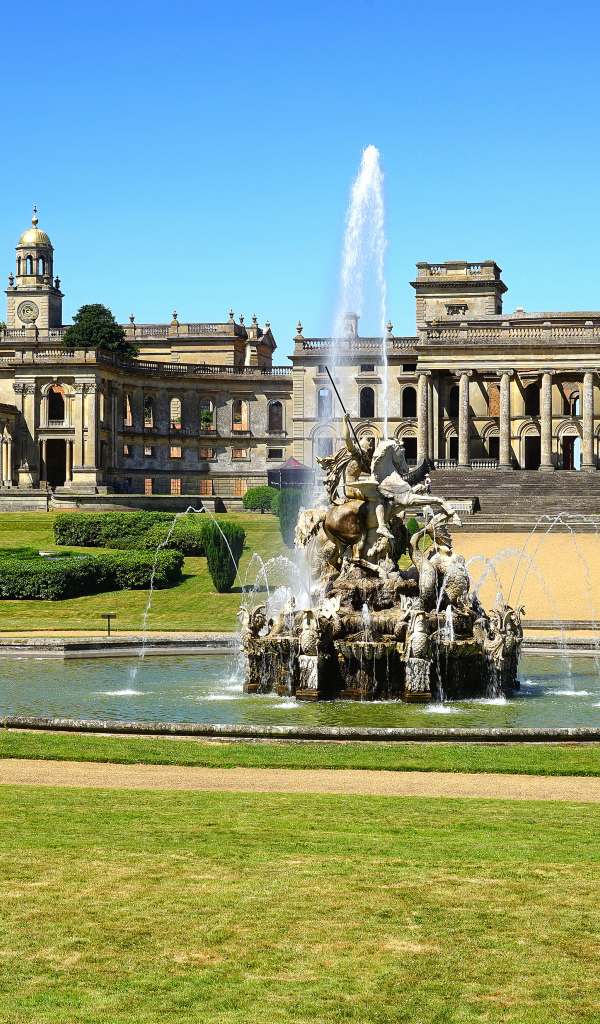 Фонтан возле особняка Витли Корт энд Гарденс, Англия