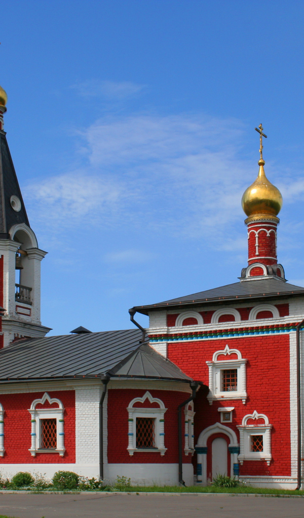 Красивый храм святителя Николая под голубым небом, город Сабуров. Россия