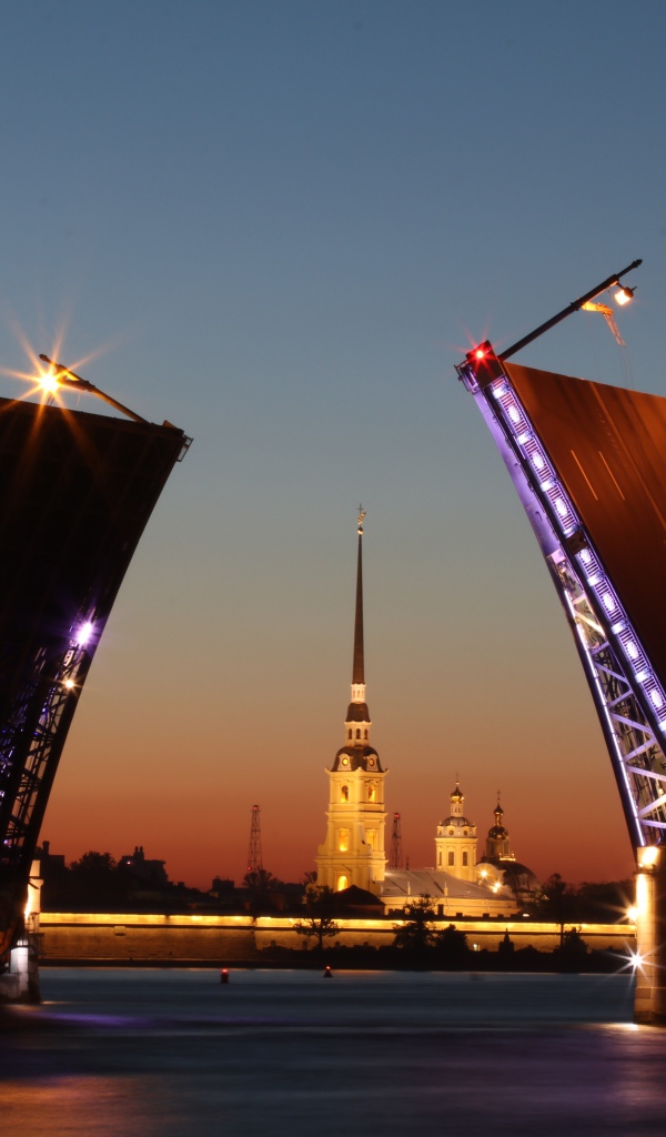 Мосты разводят вечером над Невой, Санкт-Петербург Россия